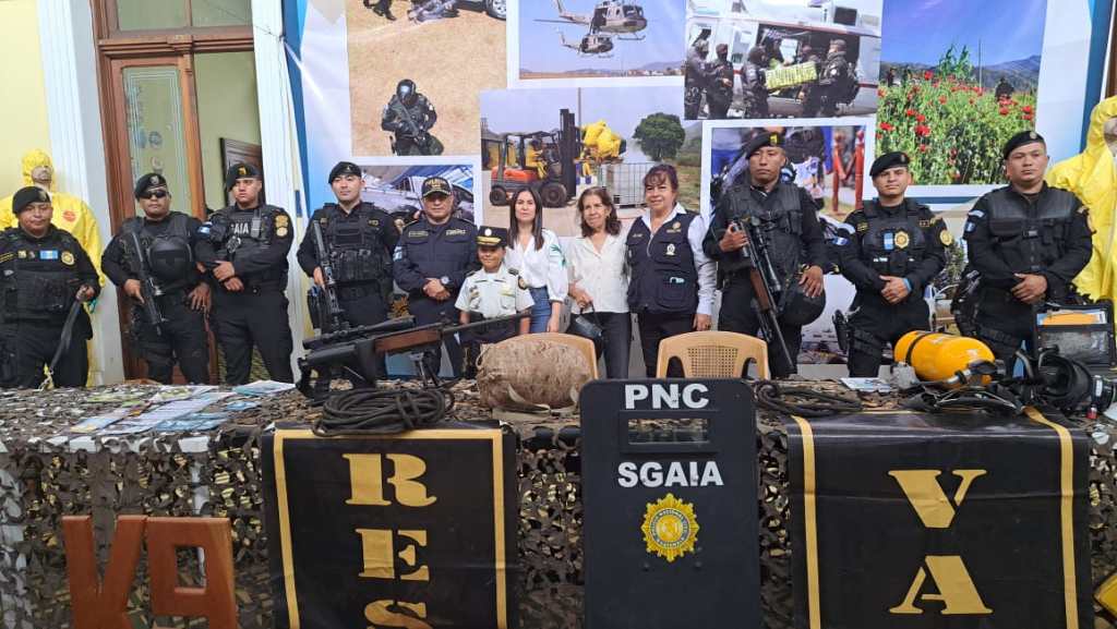 Viceministra de Seguridad recorre sala histórica de la PNC